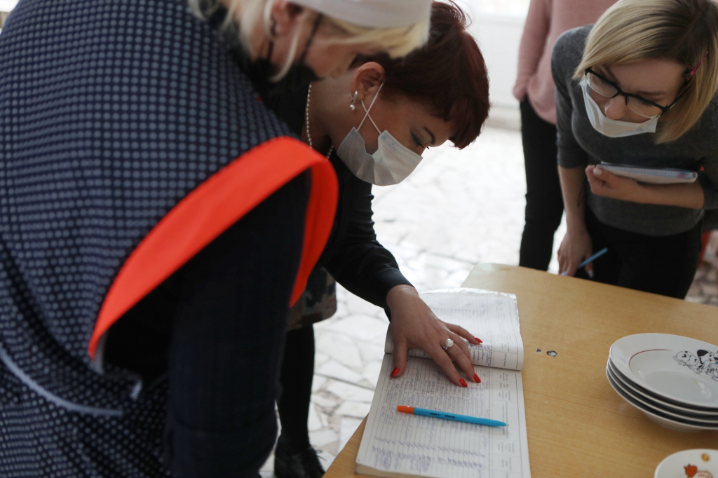 Инспекторы проверили, чем кормят школьников во Владивостоке