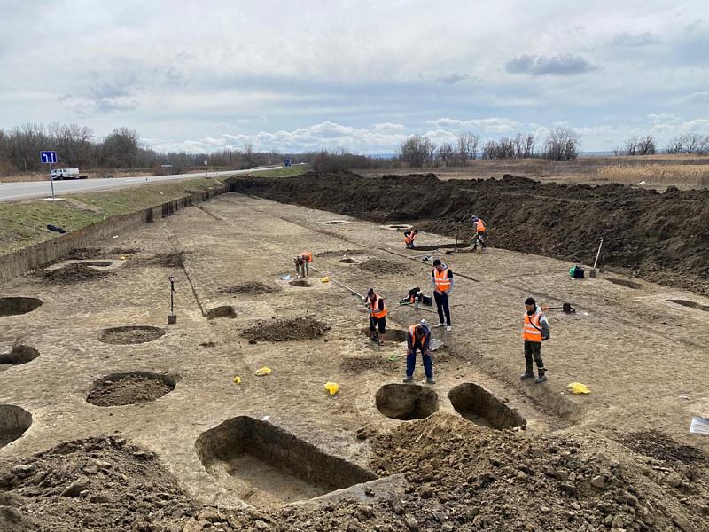 Во время ремонта дороги на Кубани обнаружили археологические артефакты