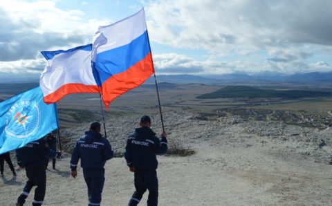 18 марта в горах Крыма водрузили флаги России и Республики Крым