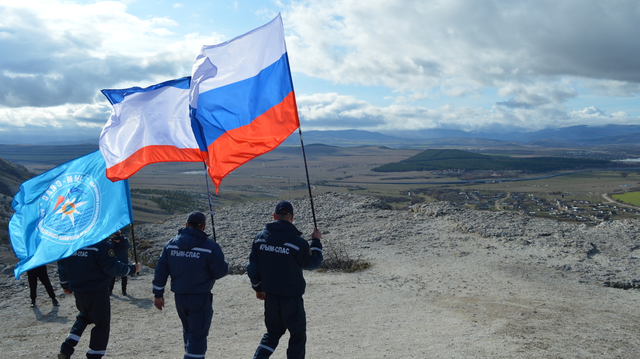 18 марта в горах Крыма водрузили флаги России и Республики Крым