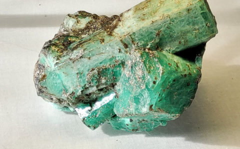 На Мариинском прииске добыли коллекционные сростки изумрудов