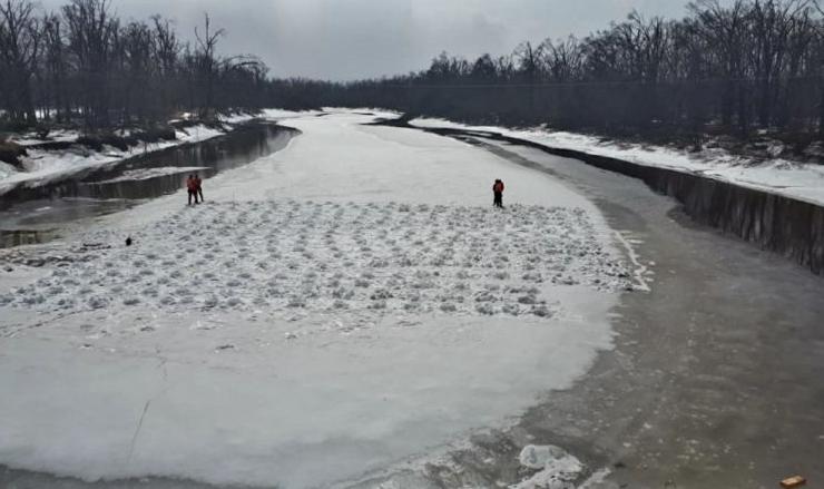Спасатели ослабляют лёд на реках Приморья