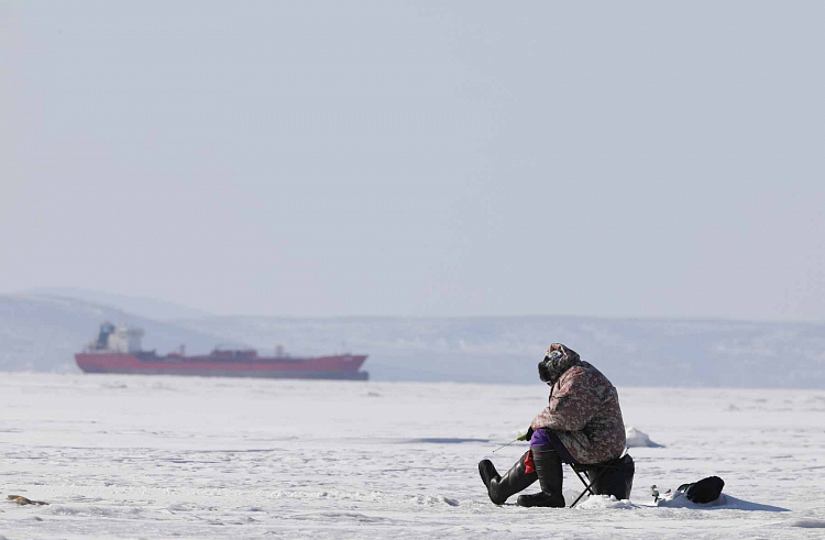 На Колыме спасли восемь рыбаков с оторванной льдины
