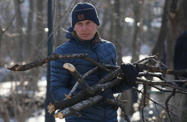 Глава Приморья Олег Кожемяко вместе с жителями собрал ветки на субботнике