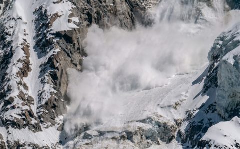 Жителей Сахалина предупреждают об угрозе схода лавин