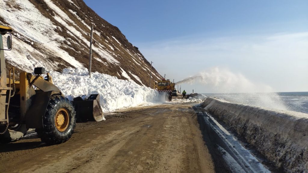 Лавина сошла на автодорогу на юго-западе Сахалина