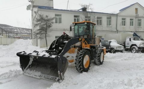 Спасатели помогают магаданцам выбраться из снежной ловушки