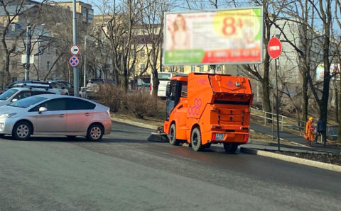 С мусором и пылью во Владивостоке борются 19 пылесосов
