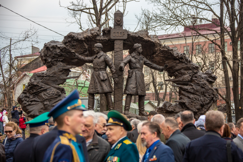 Во Владивостоке установили памятник героям-пограничникам