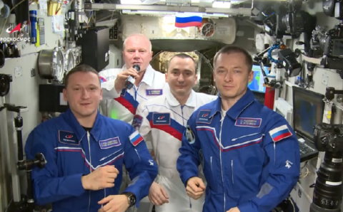 Российские космонавты на МКС поздравили землян с Днем космонавтики