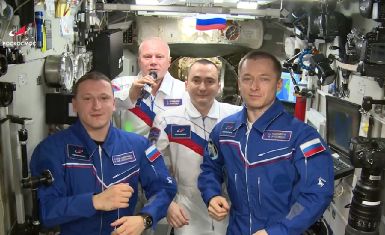 Российские космонавты на МКС поздравили землян с Днем космонавтики