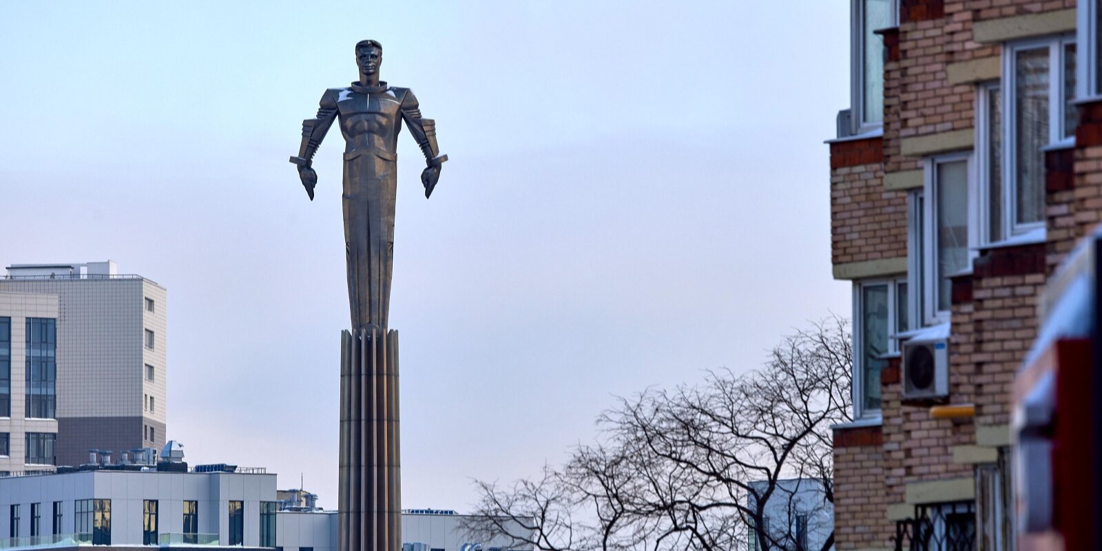Титановый памятник Гагарину в Москве будет отреставрирован
