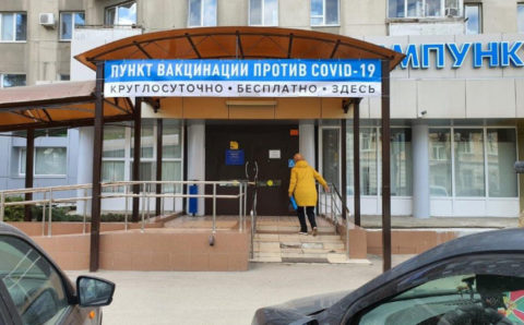 В Саратове открыли круглосуточный пункт вакцинации от коронавируса