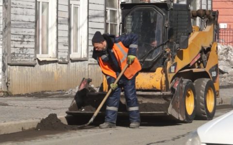 В столице Камчатки начали избавляться от грязного снега и песка