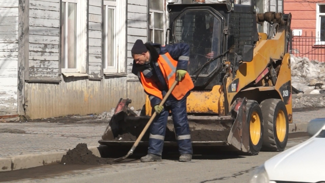 В столице Камчатки начали избавляться от грязного снега и песка