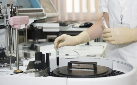 Новгородской больнице подарили экспресс-тесты на антитела к ковиду
