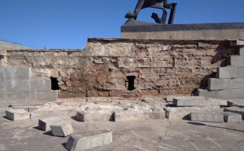 В Великом Новгороде начал рассыпаться Монумент Победы