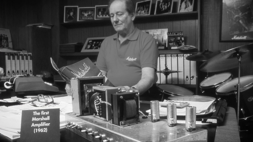 Джим Маршалл и первый гитарный усилитель. Источник фото - скриншот youtube-канала Marshall Amplification