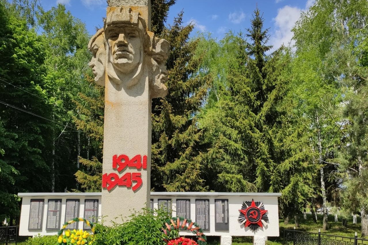 В Курской области перезахоронили останки семи советских летчиков