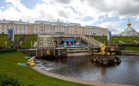 Весенний праздник фонтанов состоялся в Петродворце