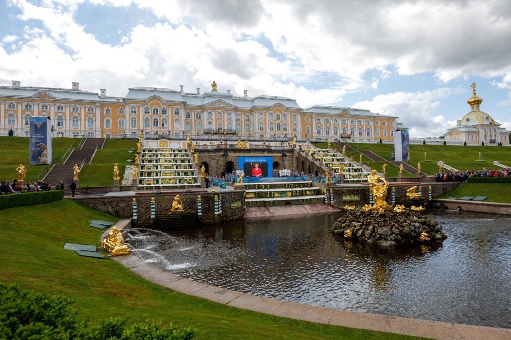 Весенний праздник фонтанов состоялся в Петродворце