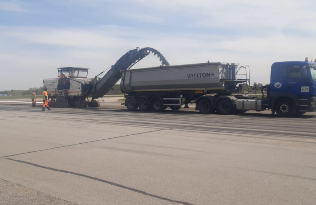 В Барнаульском аэропорту восстанавливают взлётную полосу