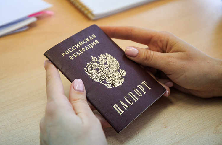 Месяц на выбор гражданства дали выходцам из новых субъектов РФ, живущим за рубежом