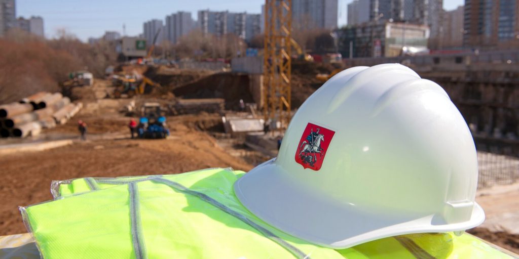 В Москве провели испытания умного костюма строителя