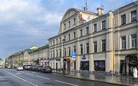 В Москве отремонтируют один из двух домов с входными галереями