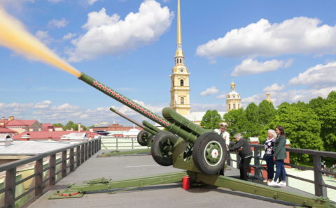 Торжественный залп из пушки Петропавловки сделала 94-летняя блокадница