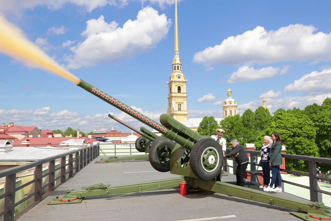 Торжественный залп из пушки Петропавловки сделала 94-летняя блокадница