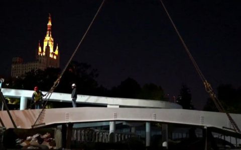 В Московском зоопарке закончили монтаж части моста