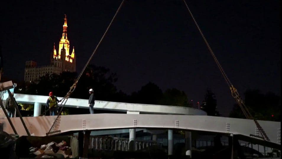 В Московском зоопарке закончили монтаж части моста