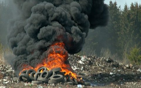 Огнеборцы разобрались с полыхающими шинами в Приморье