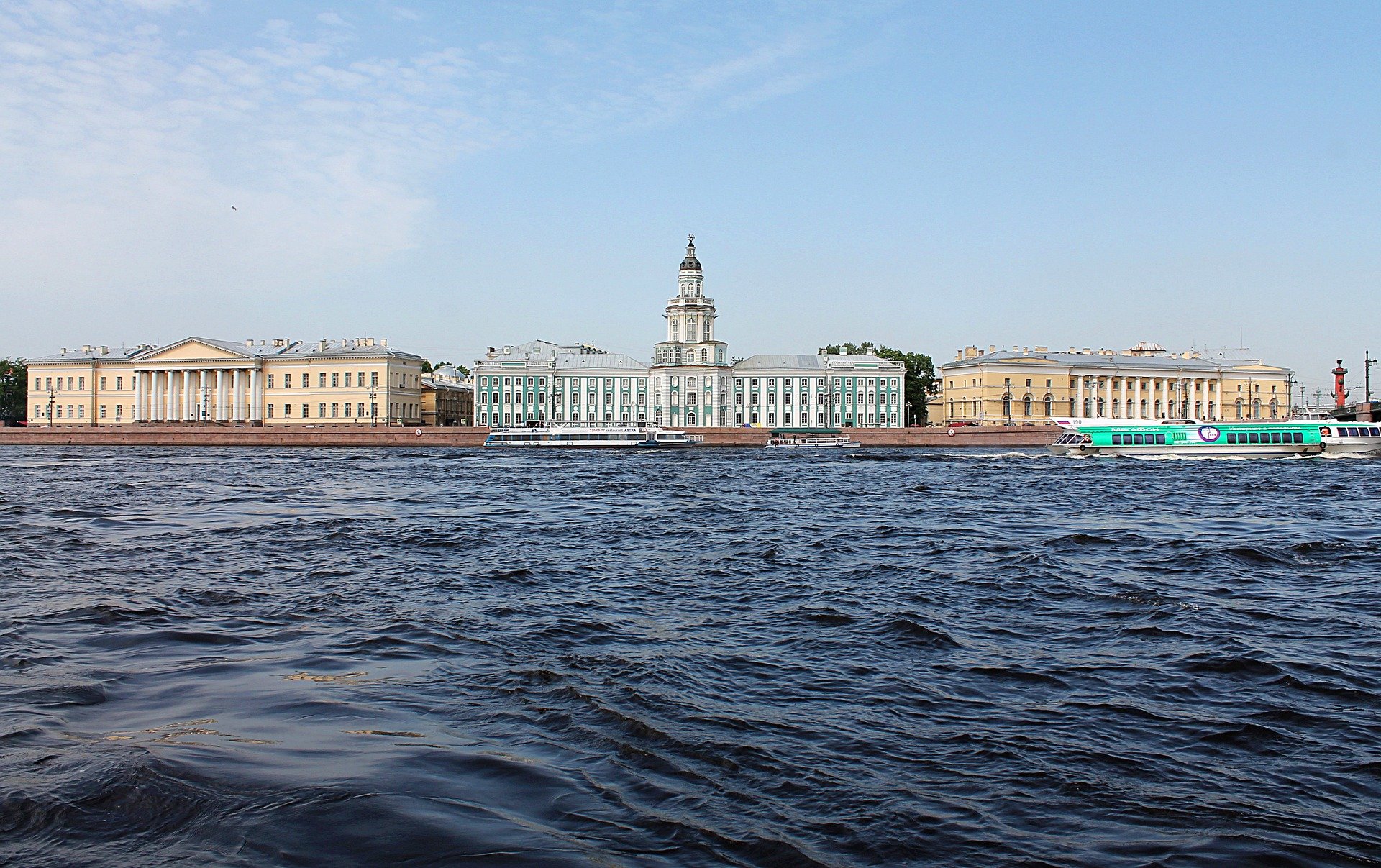 В Петербурге закрыли сады и скверы
