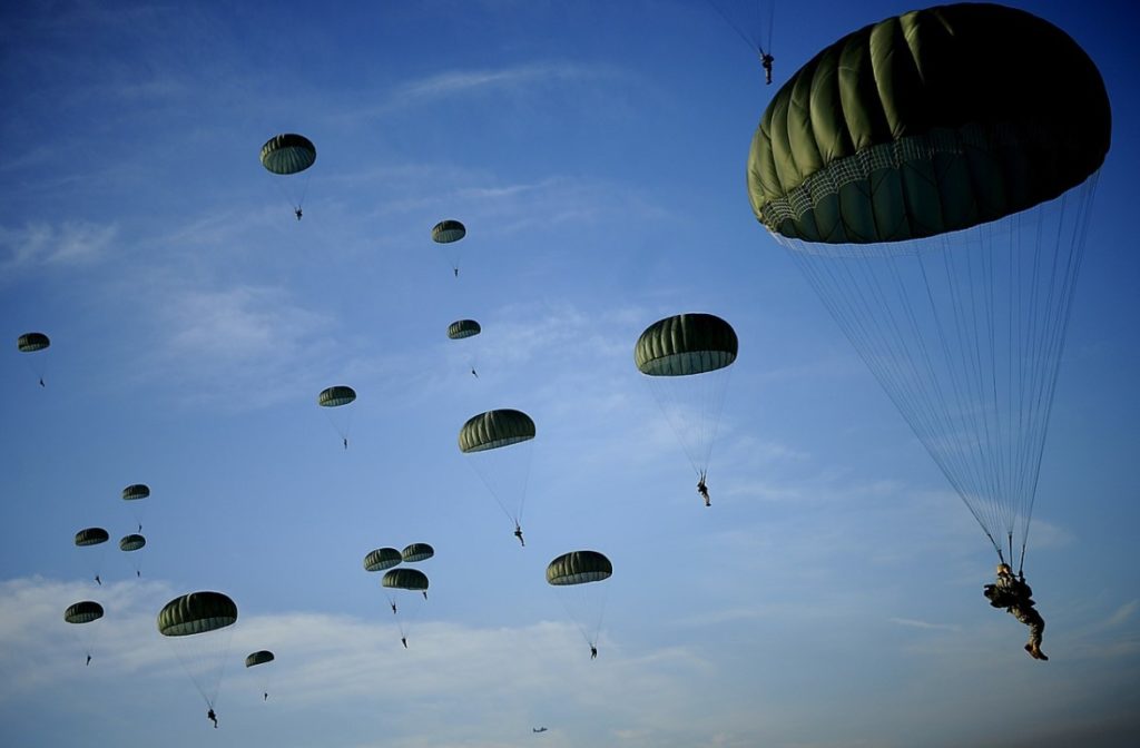 В Архангельске открылся первый парашютный клуб