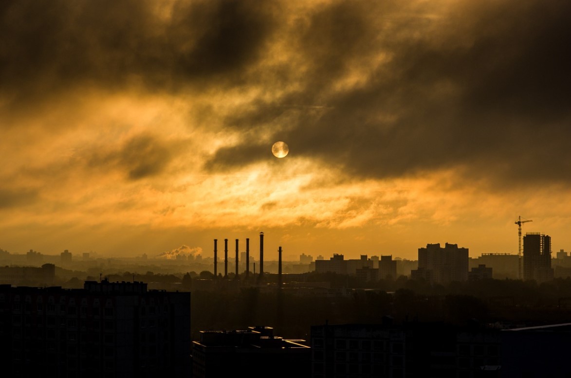 Екатеринбург накрыла белесая дымка с едким запахом гари