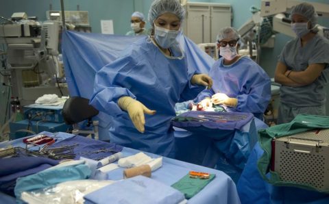 Хирурги Архангельской областной больницы провели уникальную операцию