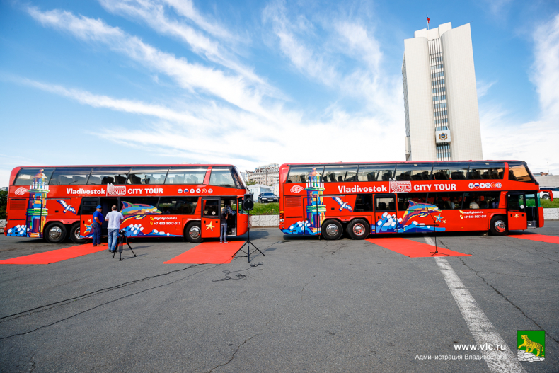 По Владивостоку разъезжают двухэтажные туристические автобусы