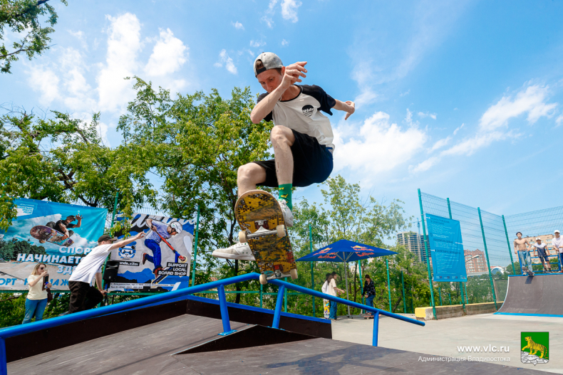 Отремонтированный скейт-парк во Владивостоке наполнился голосами ребят