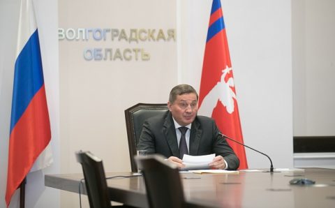 Губернатор Волгоградской области ревакцинировался от COVID-19