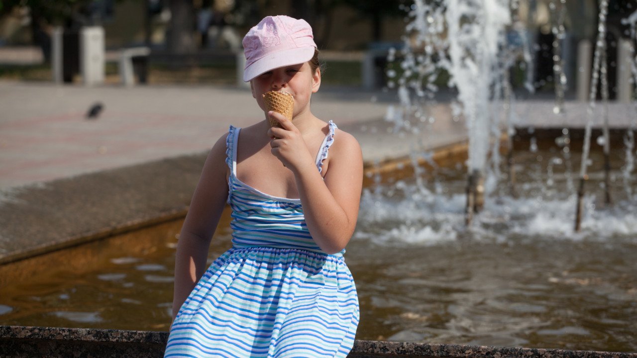 В Подмосковье детям раздают бутылки с водой