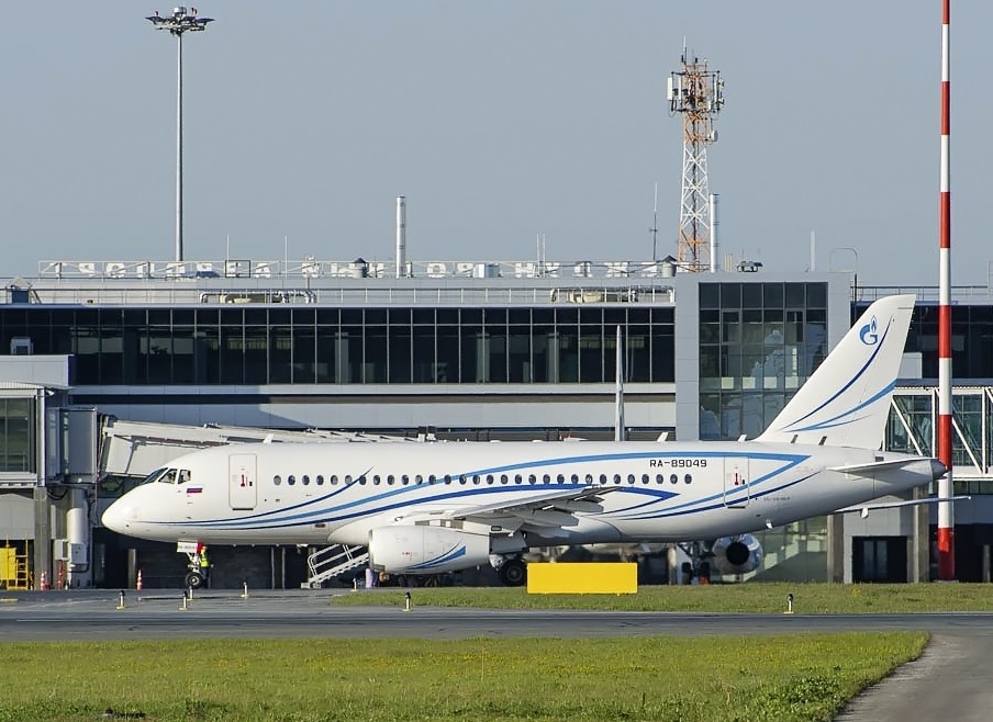 Летевший в Петербург самолёт экстренно вернулся в Тюмень