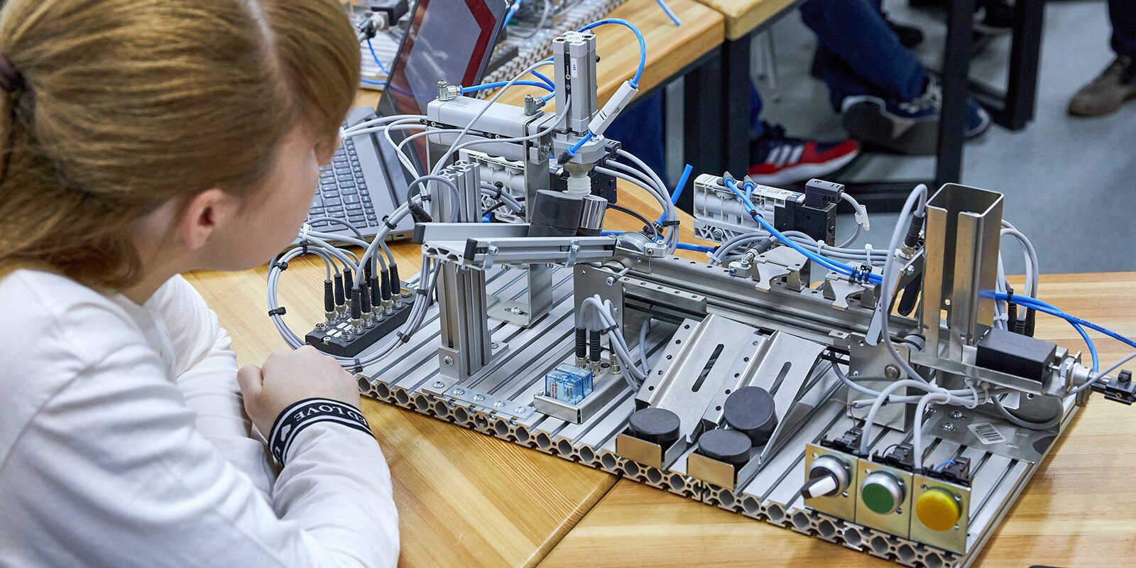 Московских школьников позвали на курсы по робототехнике