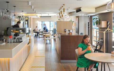 У гостей столичных кафе и ресторанов начали проверять QR-коды