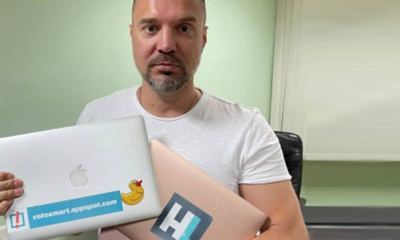 Журналист Руслан Осташко выкупил на торгах ноутбуки ФБК