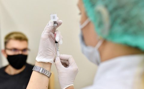 Вакцины от коронавируса начали заканчиваться в Москве