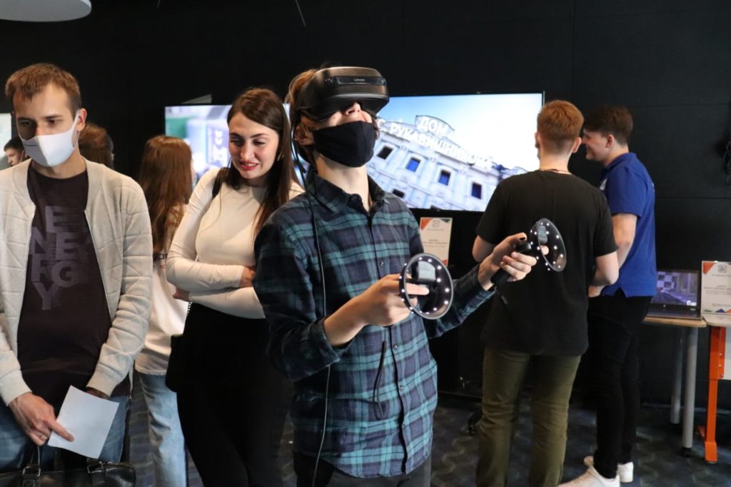 Нижегородские школьники представили роботов на выставке в кванториуме