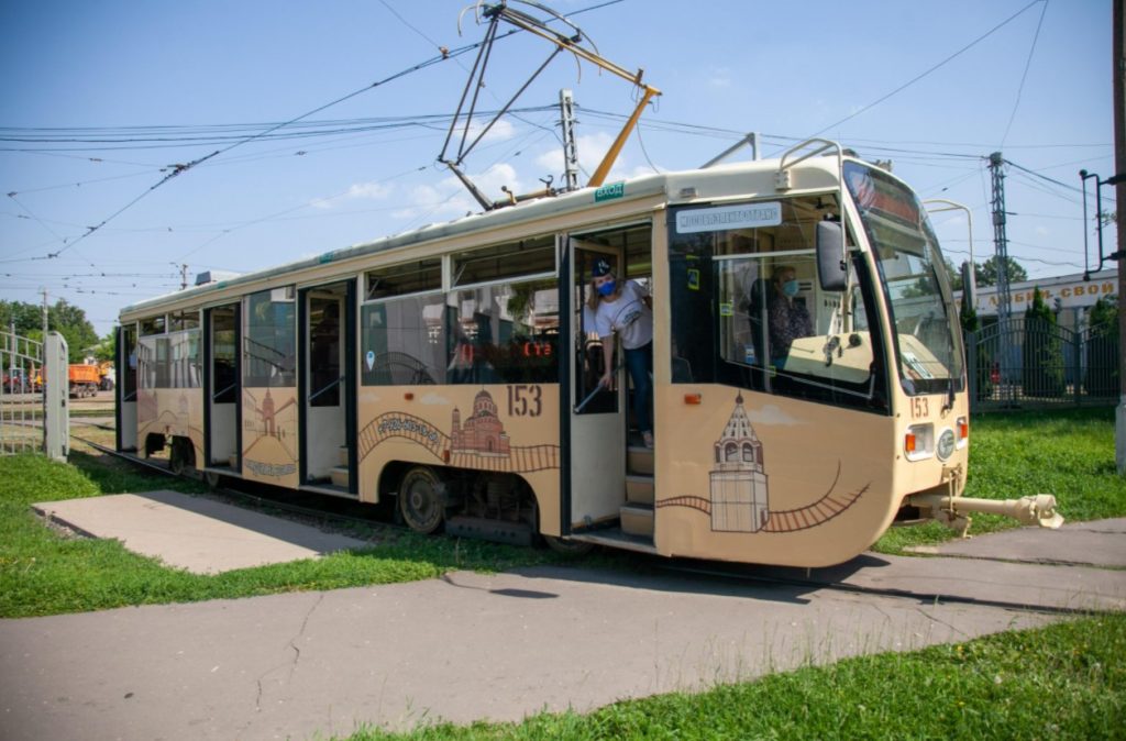 Расписанный вручную трамвай вышел на маршрут в Коломне