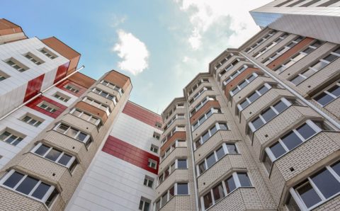 СК РФ сообщил о смертельном падении двухлетней девочки из окна многоэтажки в Кемеровской области